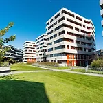 Stor Leilighet I Jattavagen