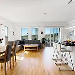 Stor Leilighet I Jattavagen