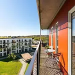 Stor Leilighet I Jattavagen